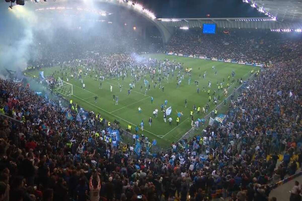I tifosi del Napoli invadono il campo di Udine