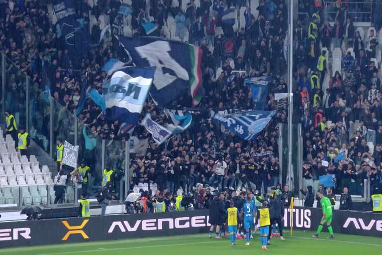 Il Napoli festeggia sotto il settore ospiti all'Allianz Stadium