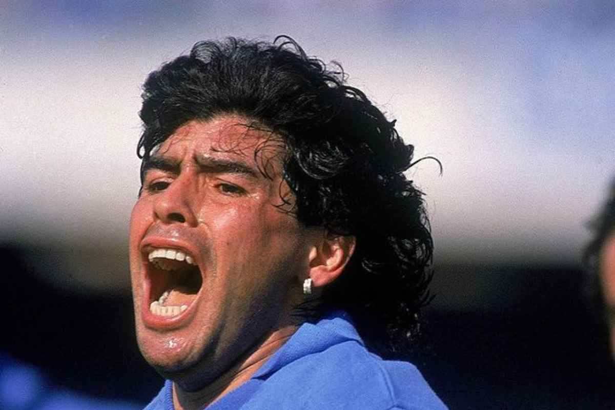 Maradona esulta