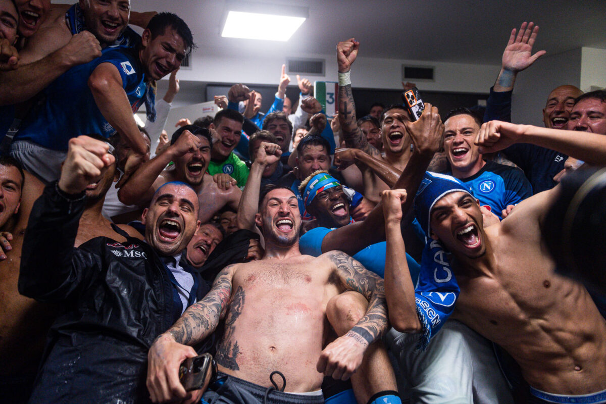 La festa nello spogliatoio del Napoli dopo la vittoria dello scudetto a Udine