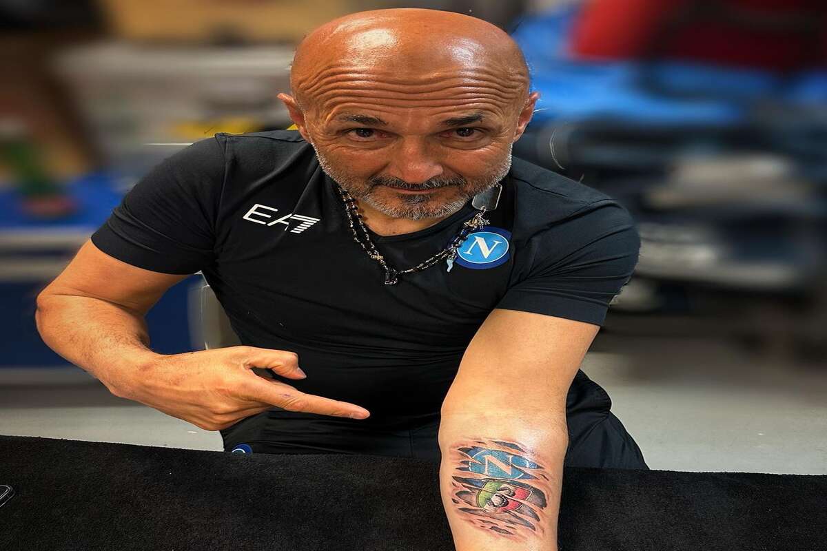Luciano Spalletti mostra il tatuaggio del Napoli