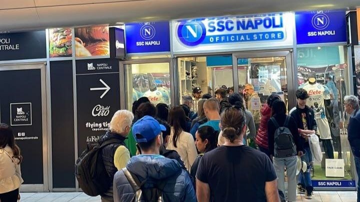 Tifosi del Napoli in fila allo store di piazza Garibaldi