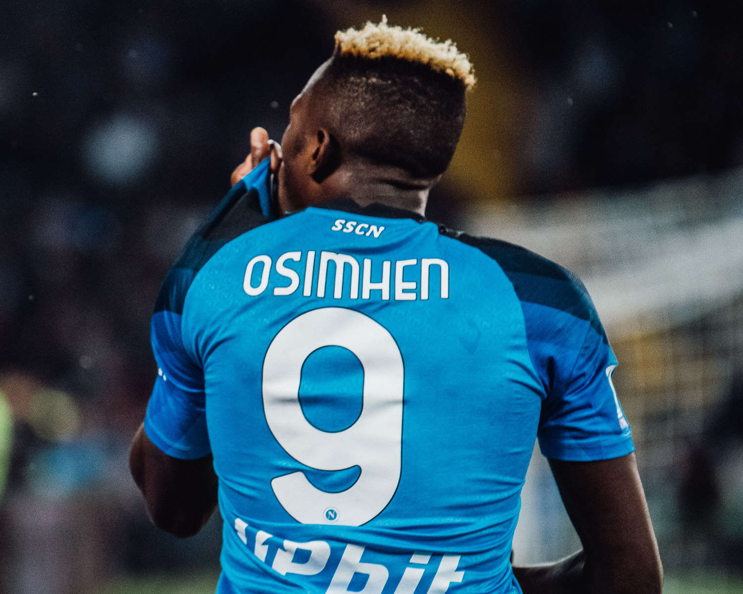 Victor Osimhen esulta dopo il gol Scudetto contro l'Udinese