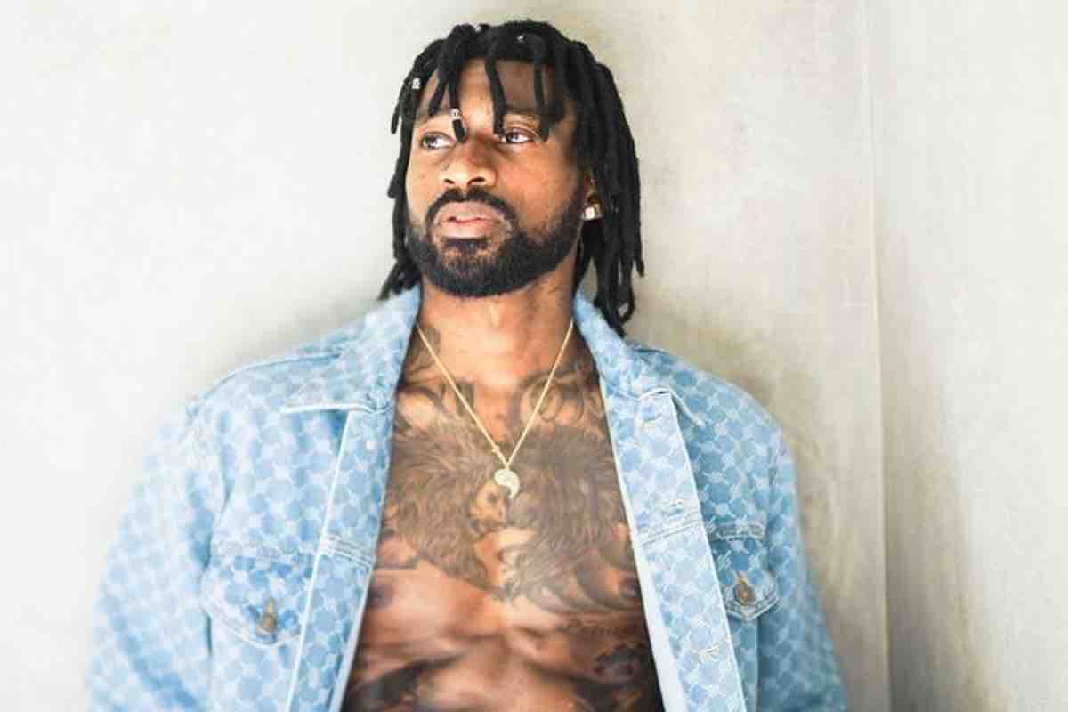 Frank Anguissa posa con la camicia