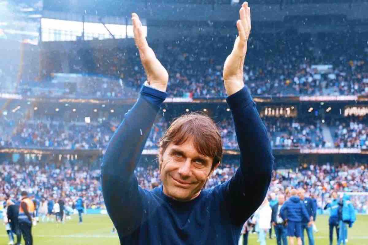 Antonio Conte applaude in campo