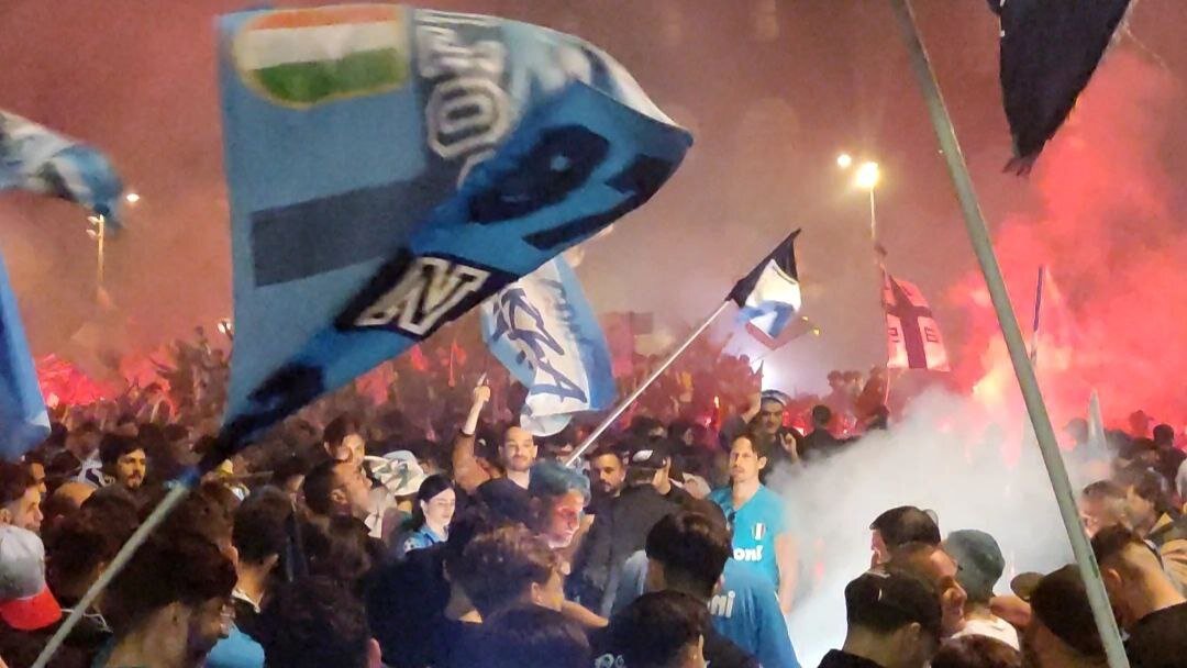 Tifosi del Napoli festeggiano la vittoria dello scudetto in piazza l