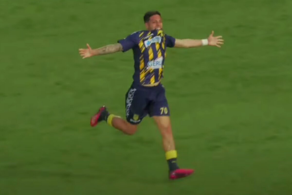 Giuseppe D'Agostino esulta dopo il gol realizzato al 94' nel derby tra Juve Stabia e Avellino