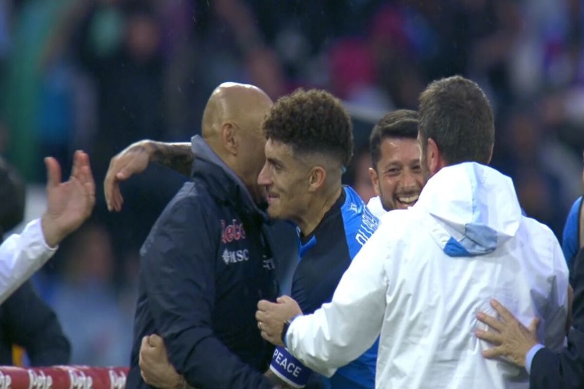 Di Lorenzo abbraccia Spalletti dopo il gol