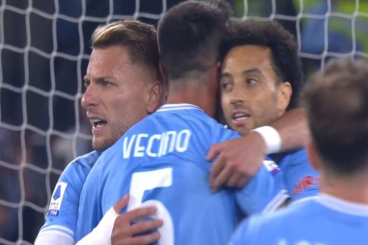 Immobile, Vecino e Felipe Anderson fetseggiano dopo il gol contro il Sassuolo