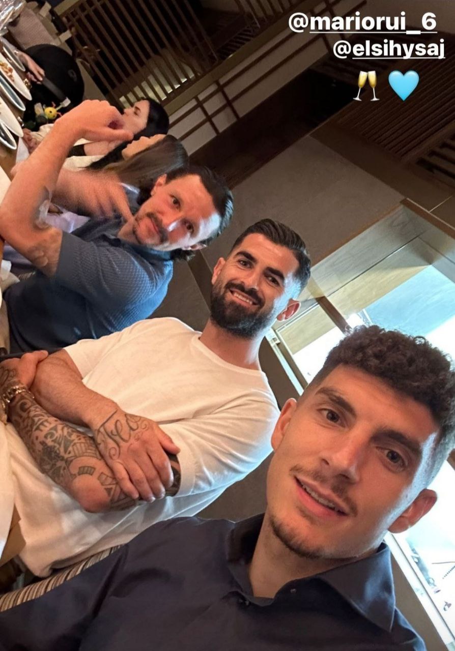 Mario Rui, Hysaj e Di Lorenzo si scattano un selfie a tavola