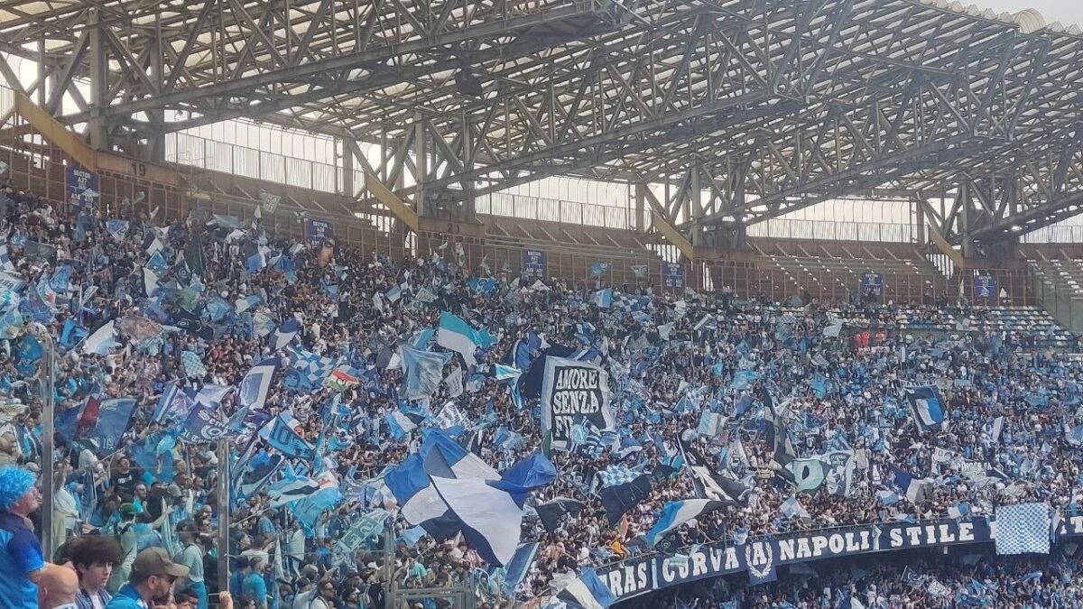 Sbandierata in Curva A durante Napoli-Salernitana