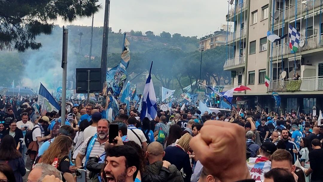 Tifosi del Napoli in coda per entrare all'interno del Maradona