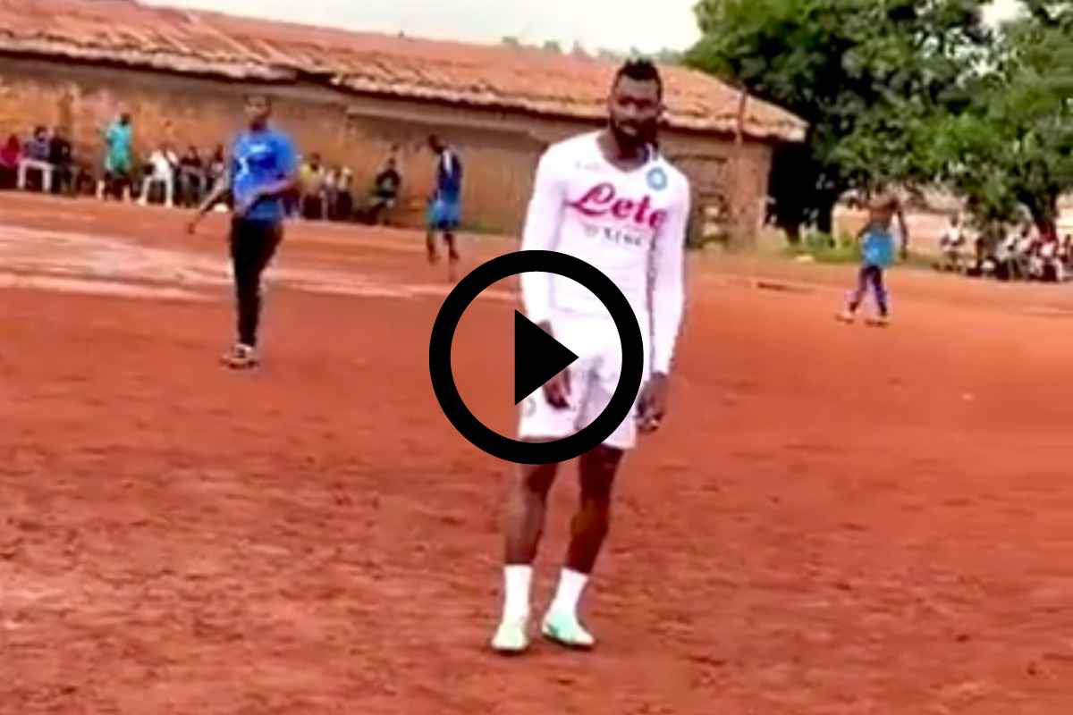 Anguissa in Camerun con la divisa del Napoli