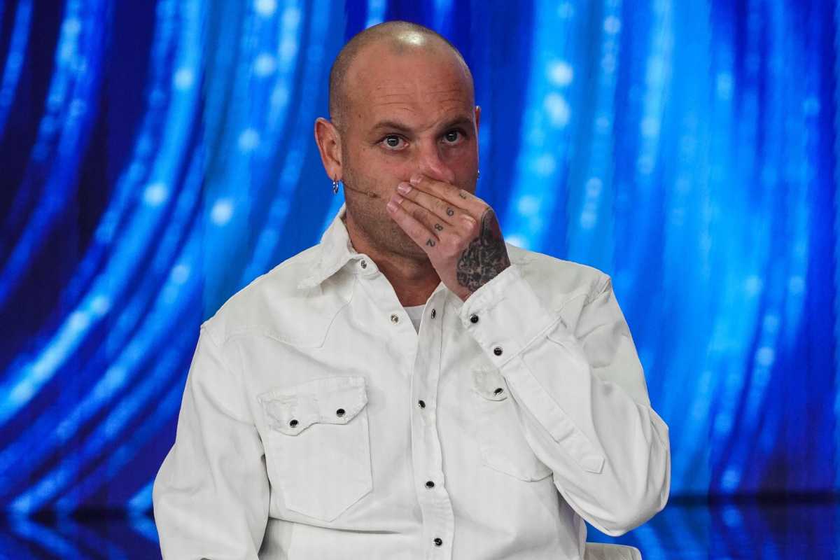 Clementino infortunio alla gamba durante il concerto