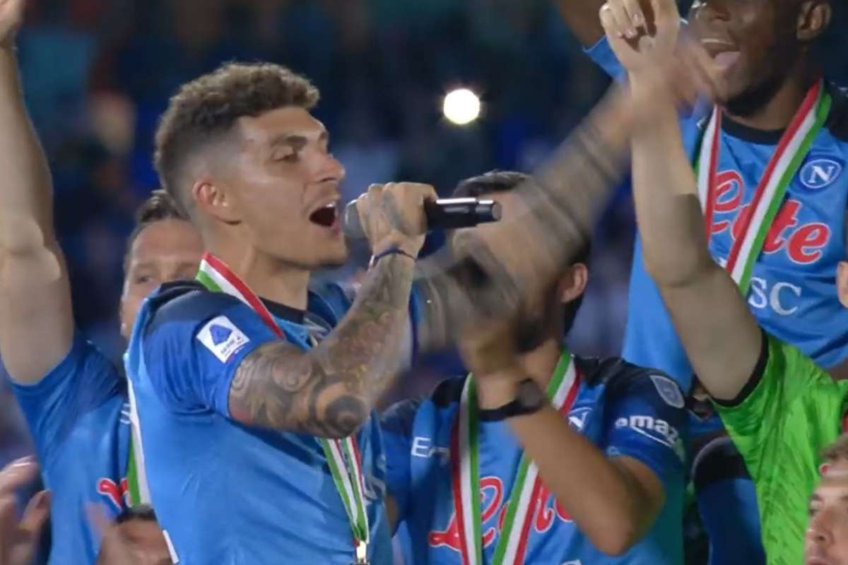 Di Lorenzo canta durante la festa scudetto