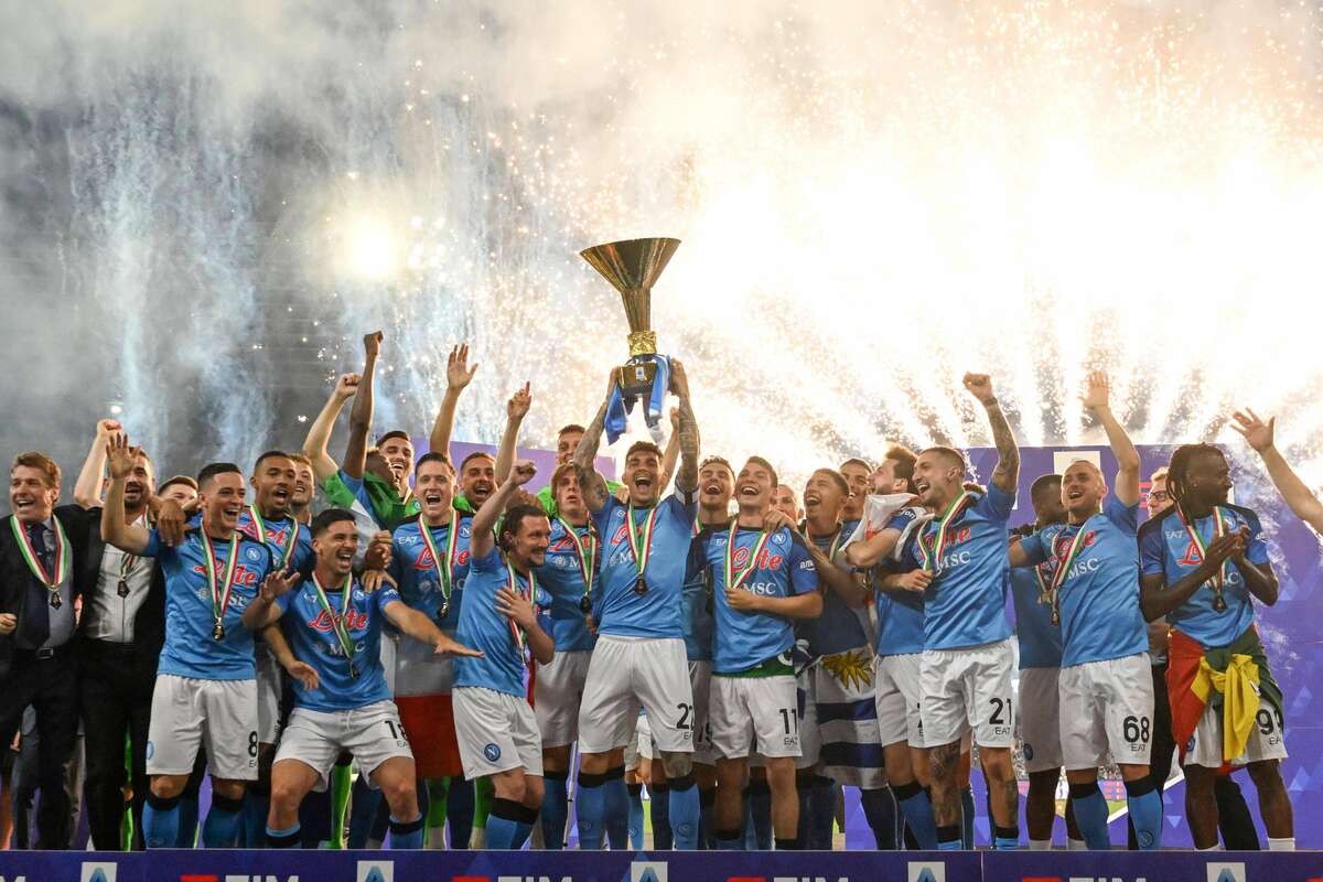 Il Napoli alza al cielo la coppa della Serie A