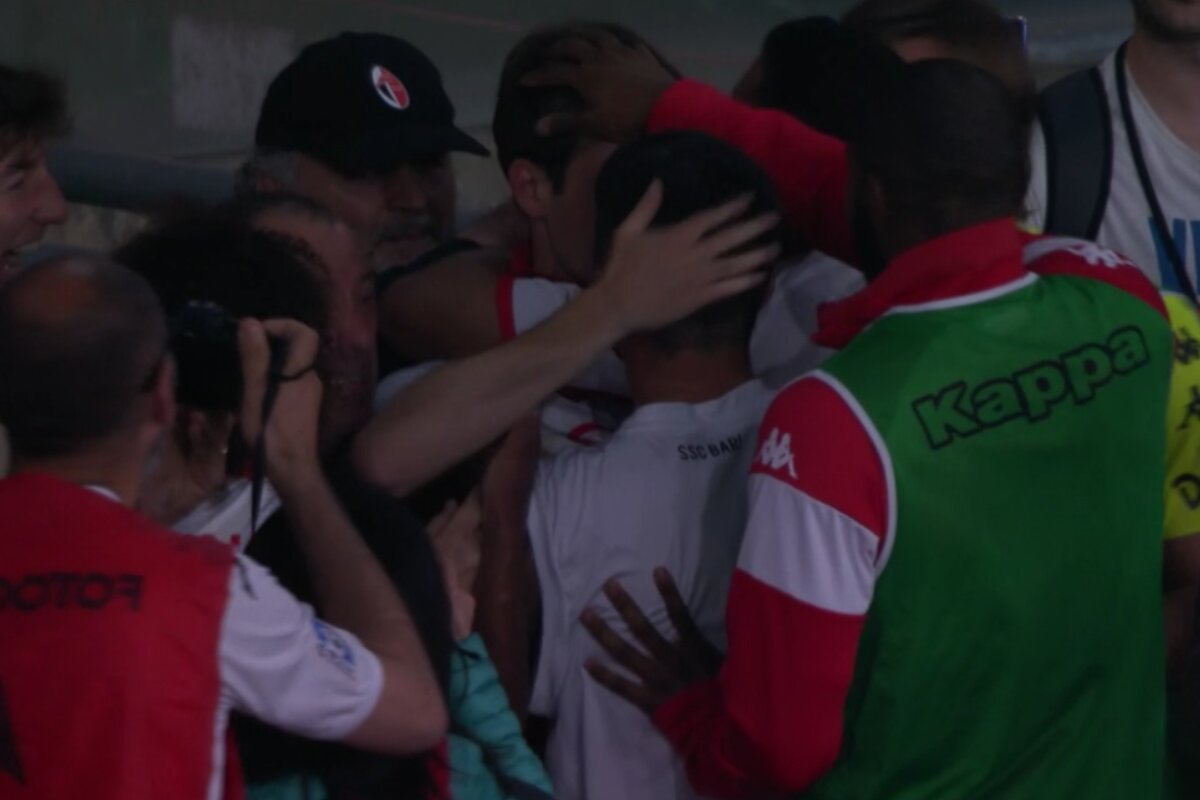 L'esultanza dei calciatori del Bari dopo il gol di Benedetti nella semifinale playoff di Serie B con il Sudtirol