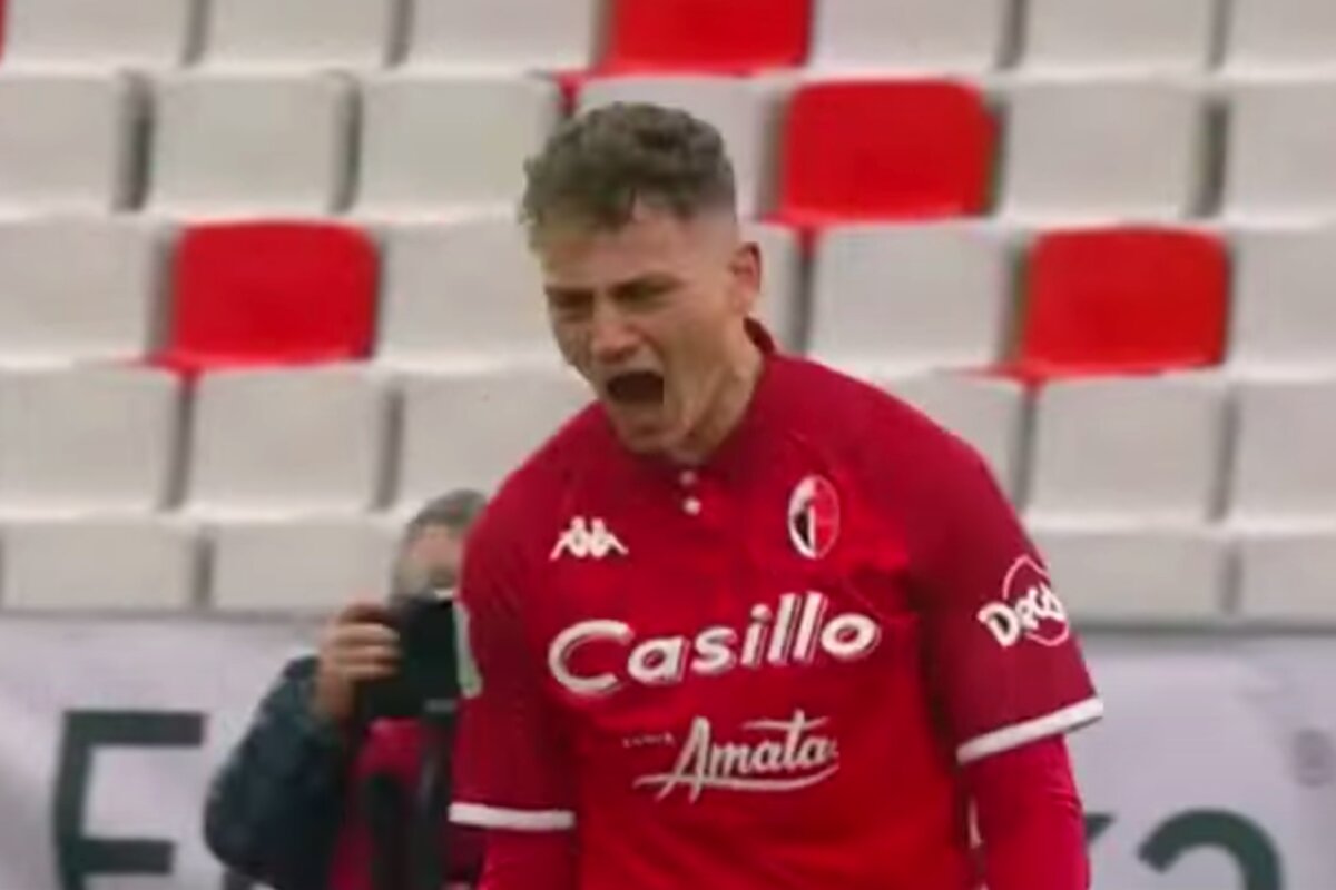 Sebastiano Esposito esulta dopo aver realizzato un gol con il Bari