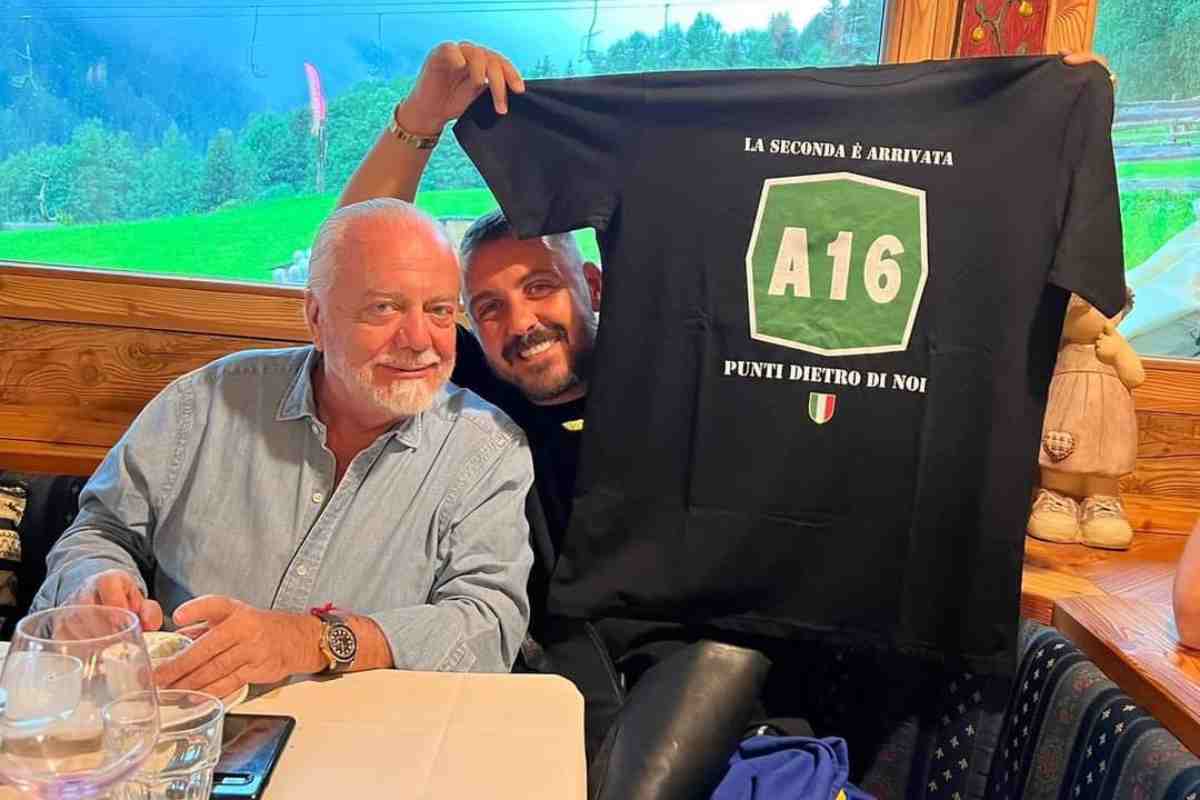 De Laurentiis con la maglia celebrativa contro gli A16
