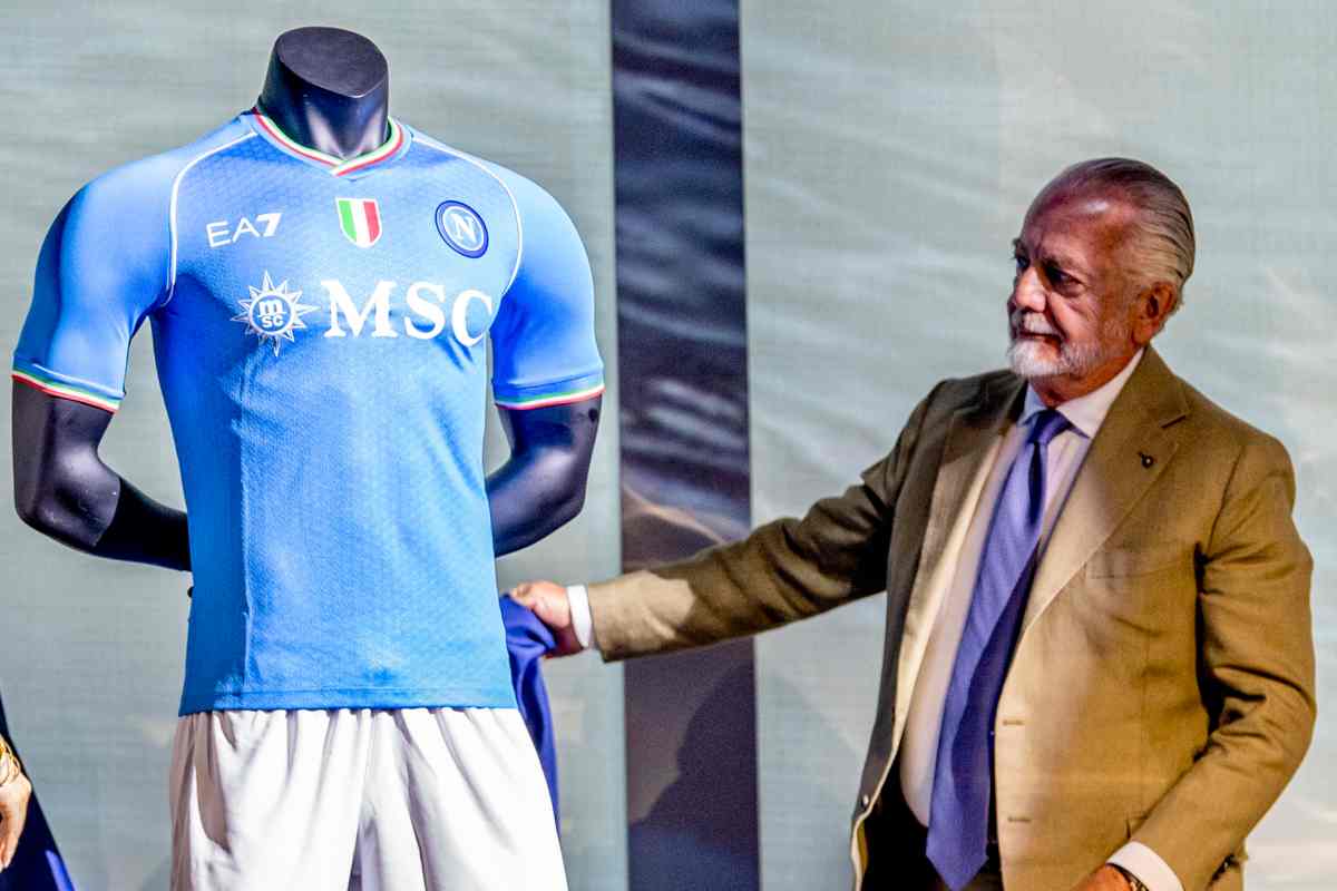 De Laurentiis non firma una maglia falsa