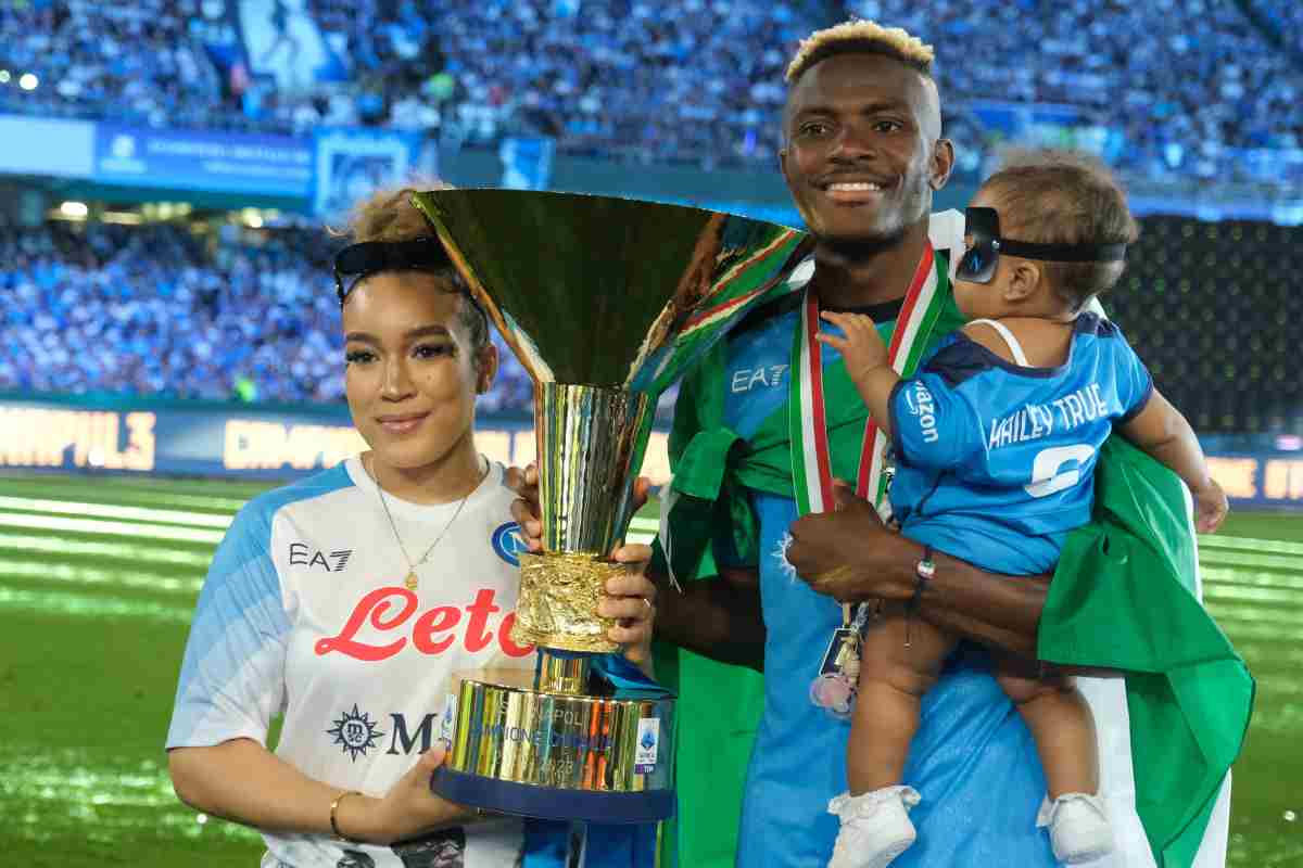 Osimhen celebra lo scudetto appena vinto con la famiglia 