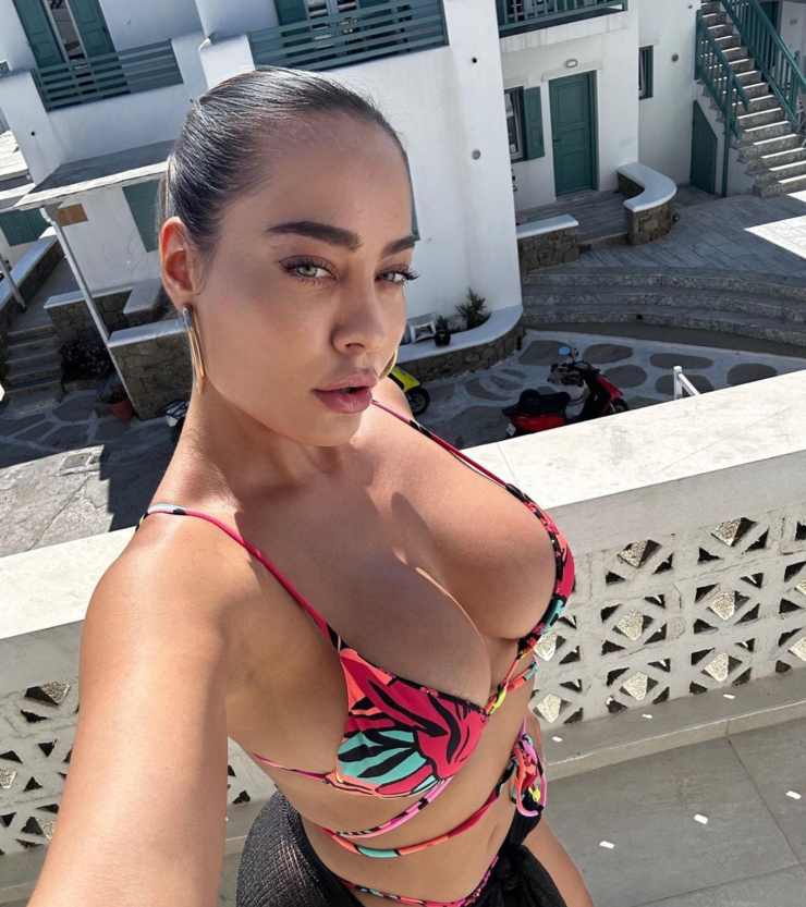 Paola Saulino esplosiva in bikini la foto dal balcone