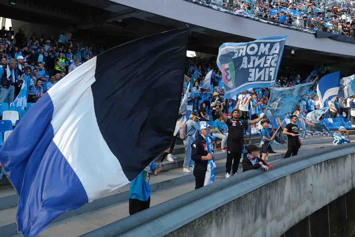 Napoli, gesto applaudito dai tifosi