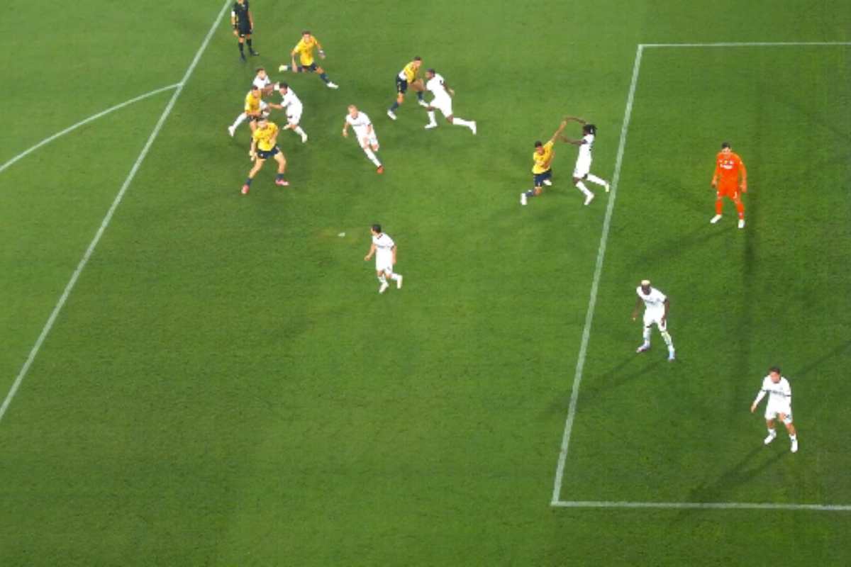 Protesta sul gol del Genoa