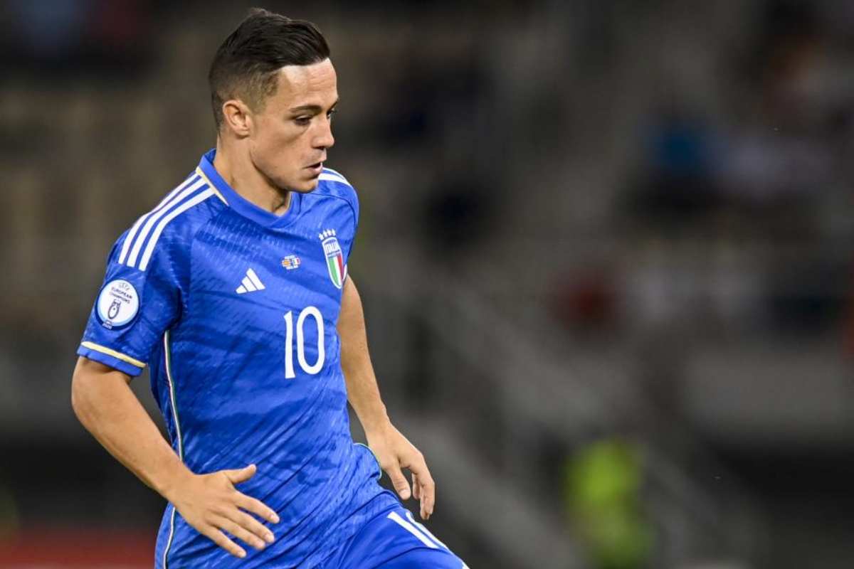 Giacomo Raspadori in campo con la maglia numero 10 dell'Italia