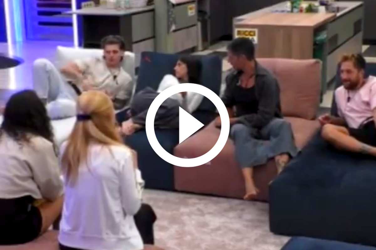 Grande Fratello, critica a Napoli