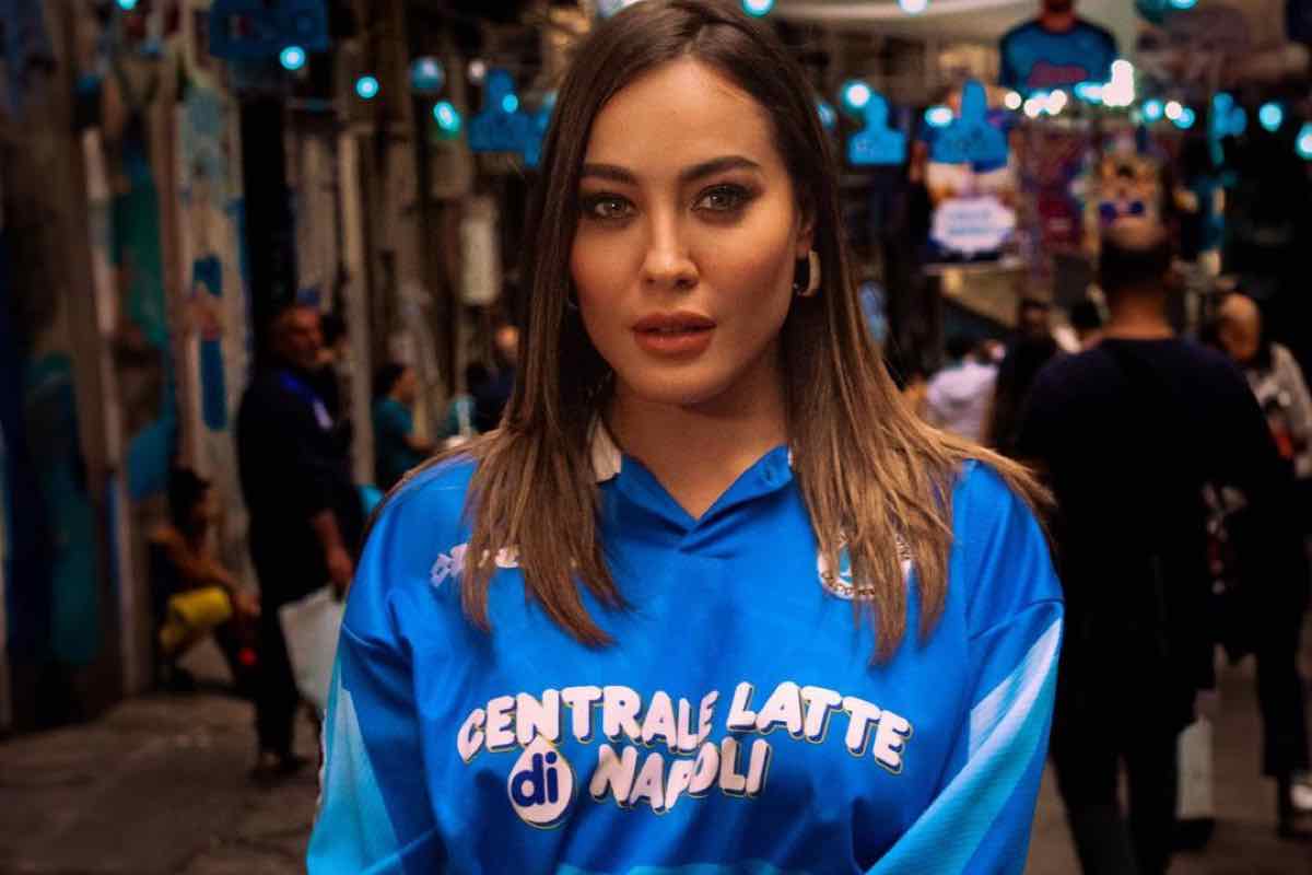 Paola Saulino da urlo: la scollatura toglie il fiato