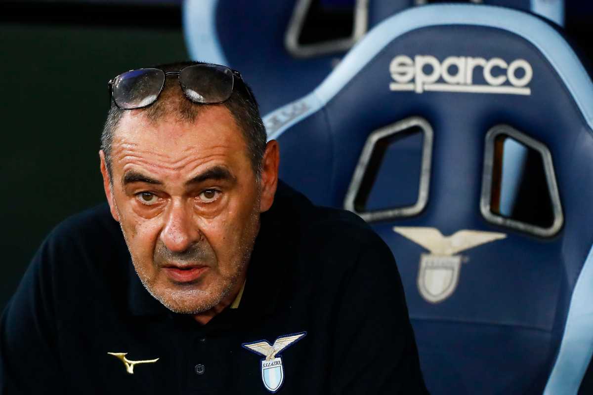 Gesto vergognoso di Sarri verso un tifoso all'arrivo a Napoli