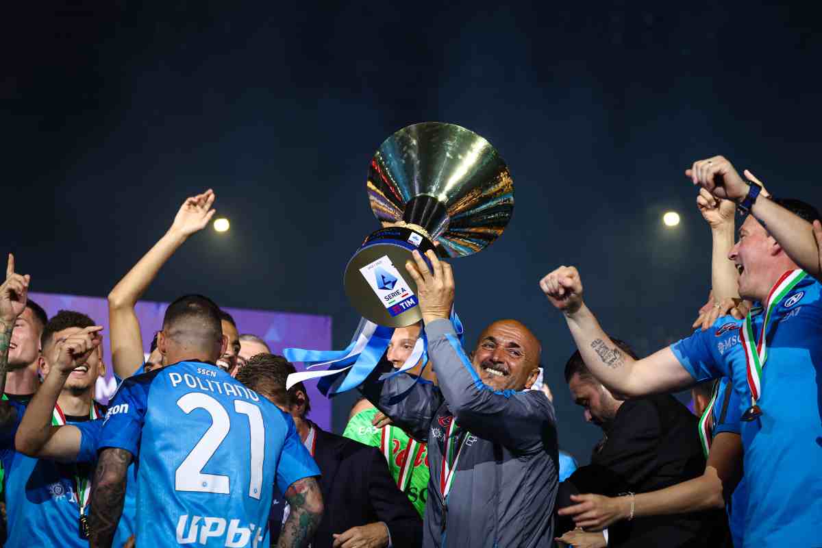 Luciano Spalletti alza al cielo il trofeo dello Scudetto del Napoli