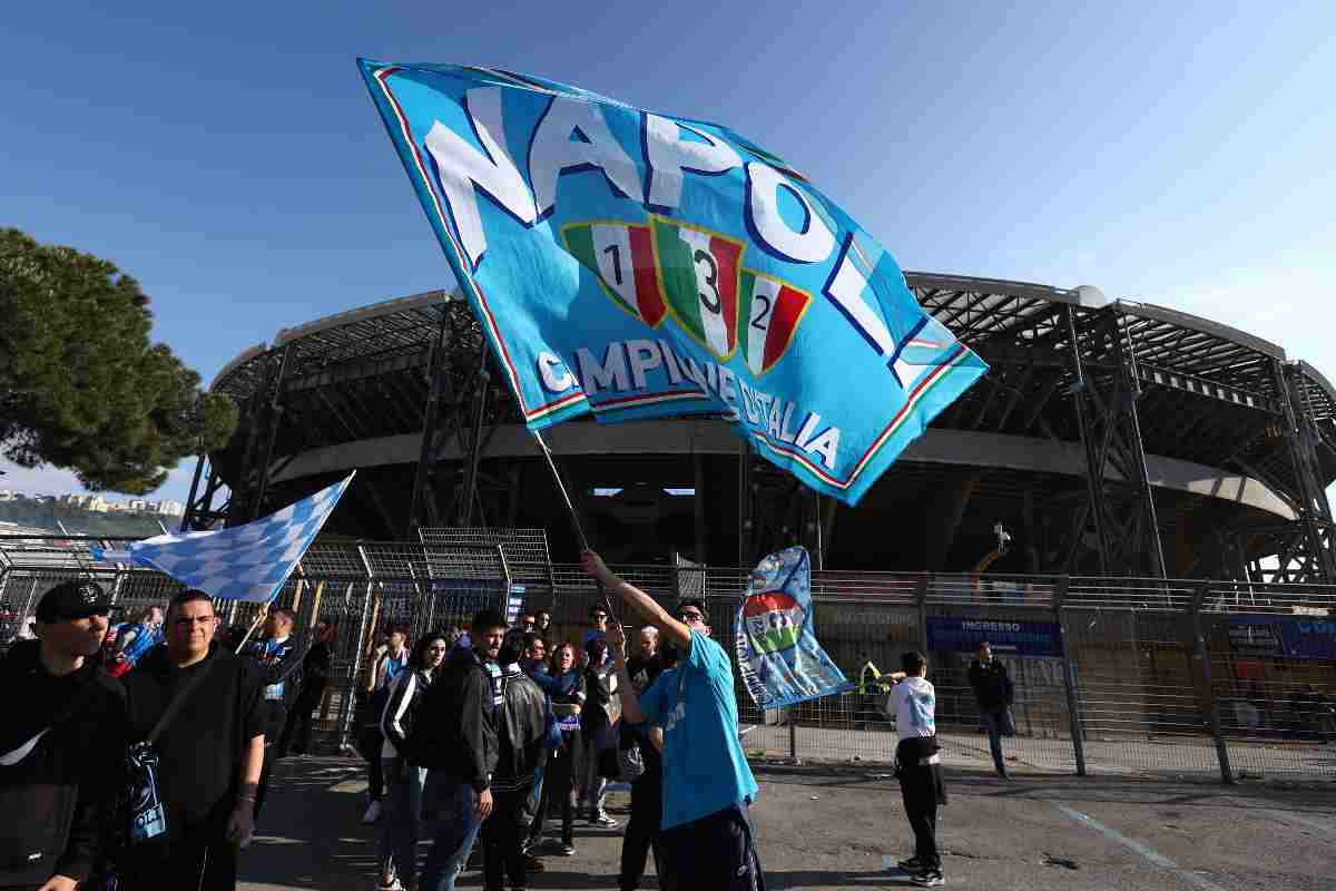 Tifosi del Napoli esultano all'esterno dello Stadio Maradona