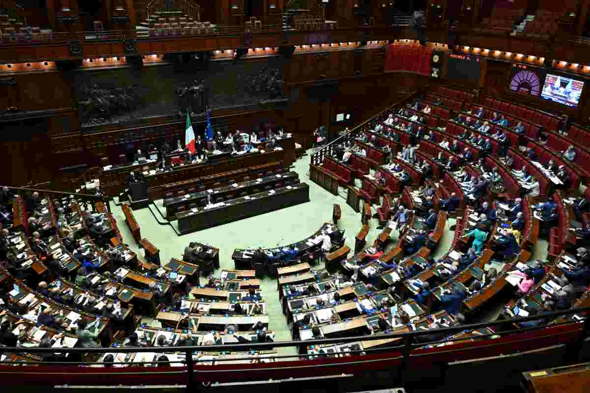 Il Napoli spacca il Parlamento