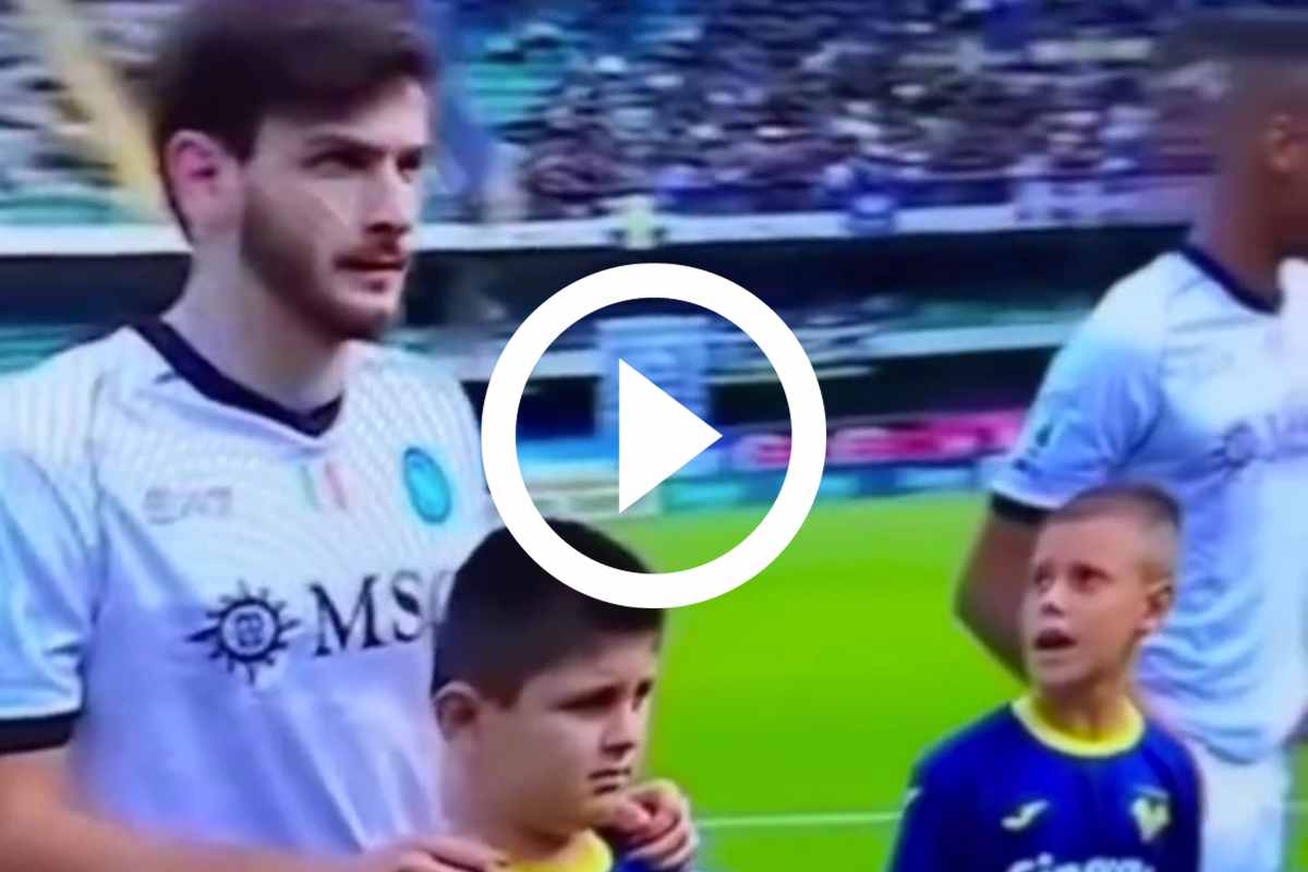 Il gesto tra il tifoso e Kvara non passa inosservato