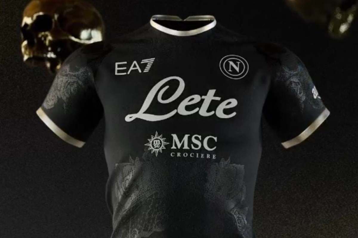 L'artista accusa il Napoli per la nuova maglia