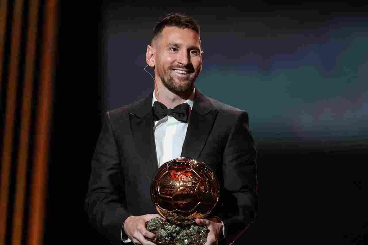 Messi dedica il Pallone d'Oro a Maradona