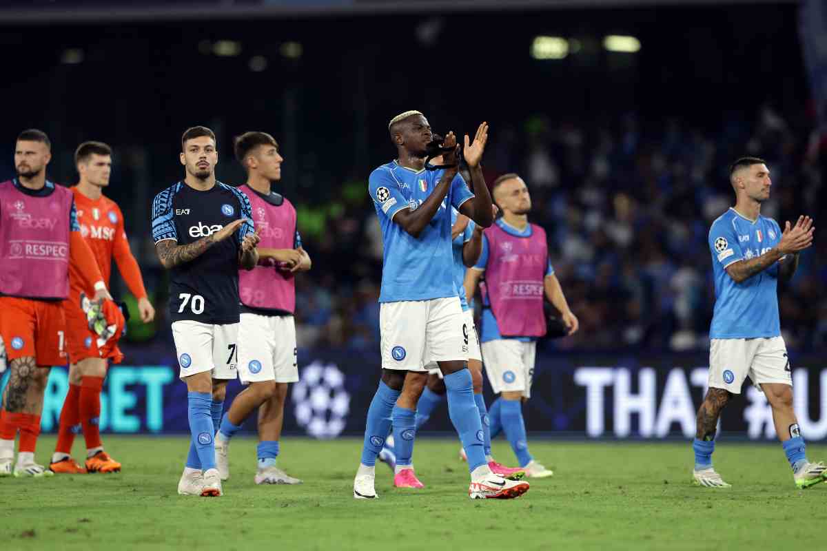 Il Napoli esce tra gli applausi del Maradona