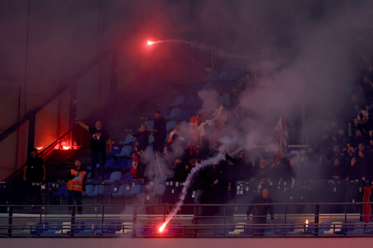 Lancio di fumogeni e petardi in Napoli-Milan
