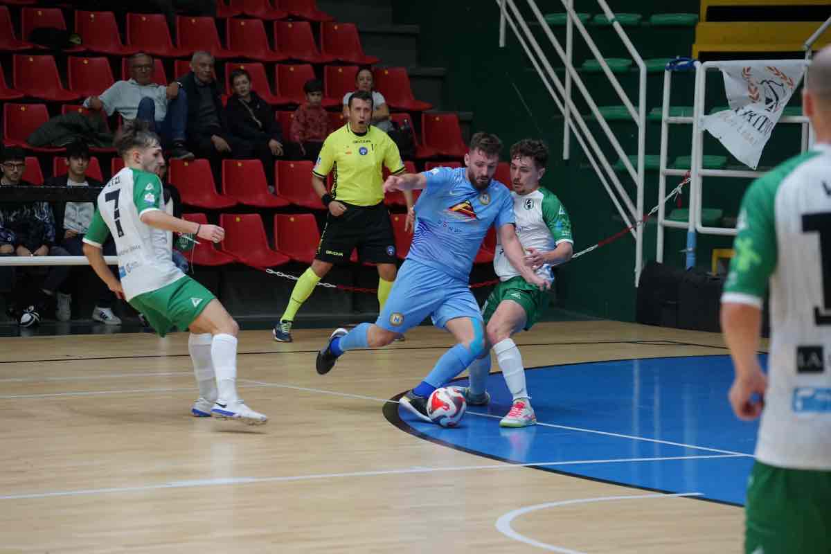 Scontri tra tifosi prima del derby Avellino-Napoli futsal