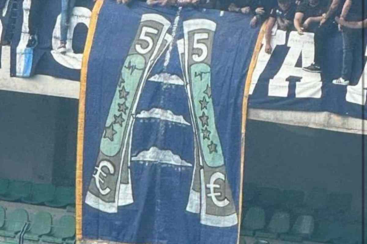 Lo striscione degli ultras del Napoli contro i Veronesi