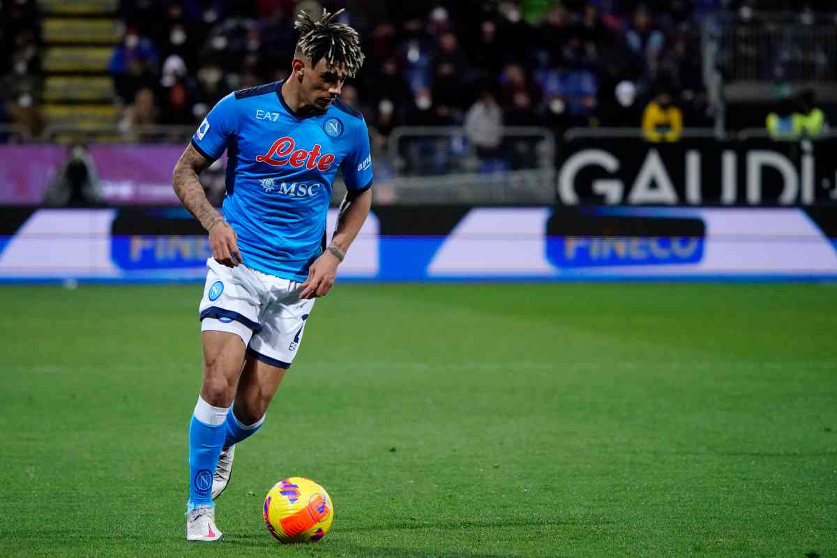 Malcuit posa con il pantaloncino del Napoli