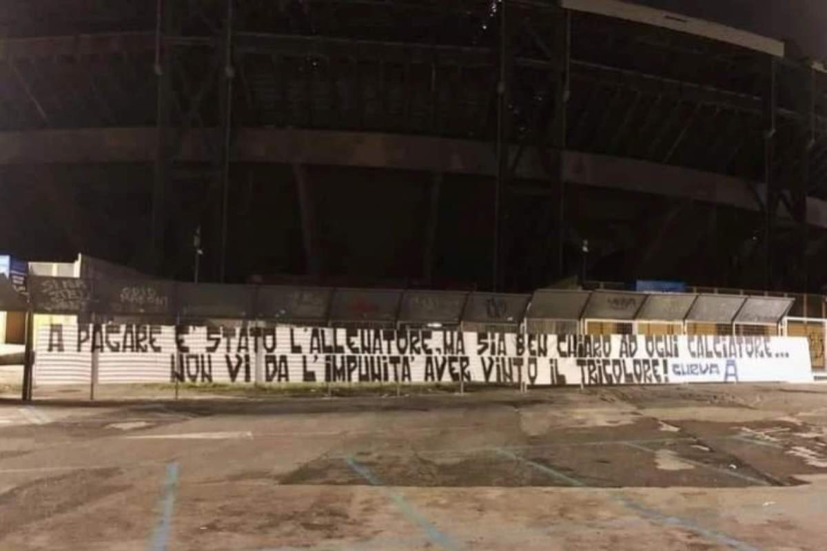 Striscione contro i calciatori