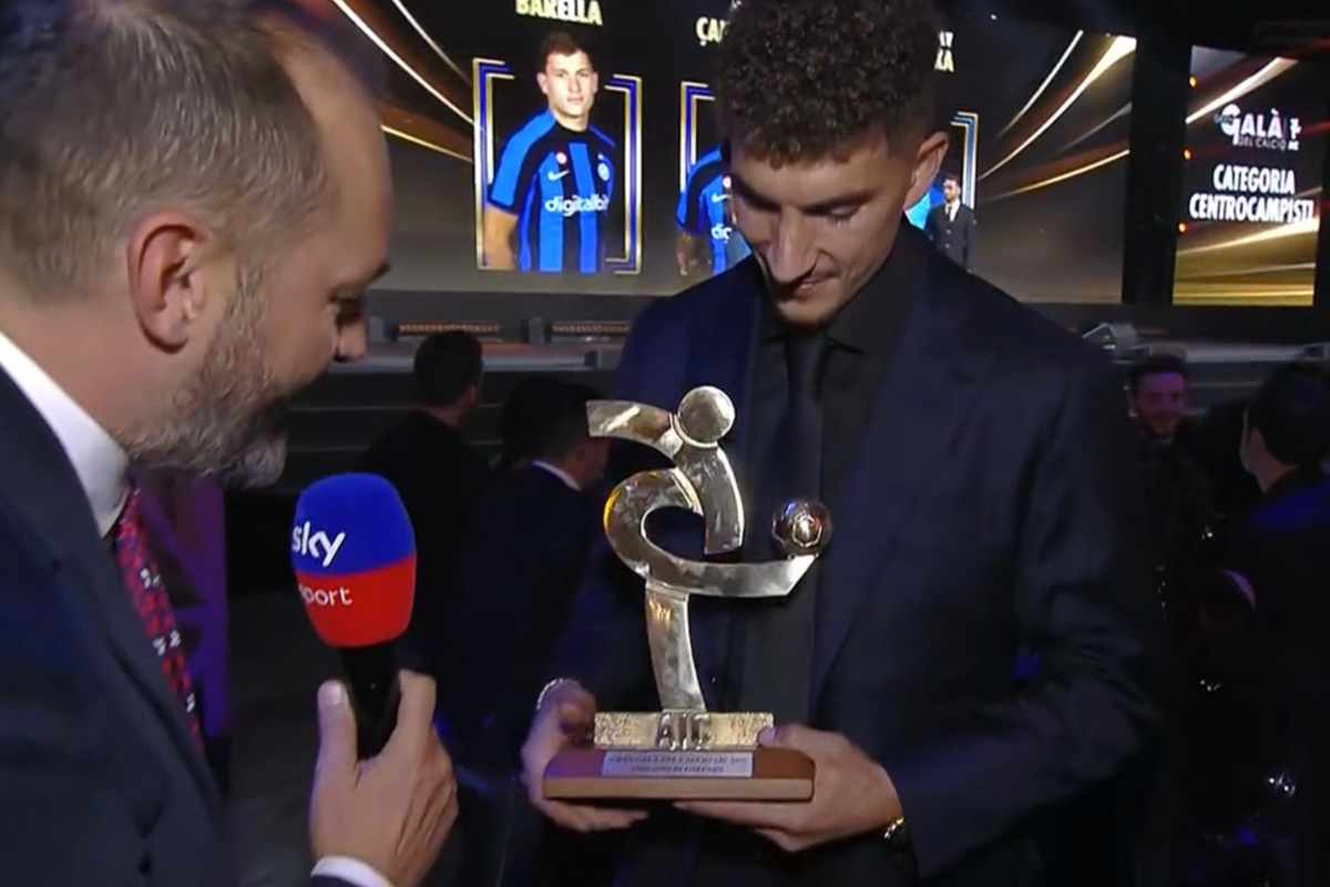 Di Lorenzo mostra il premio al Gran Galà del Calcio