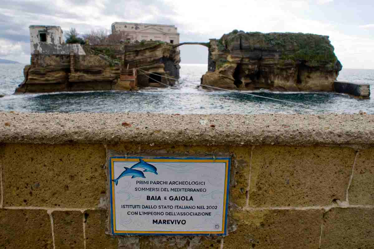 Napoli: rifiuti e sporcizia alla Gaiola