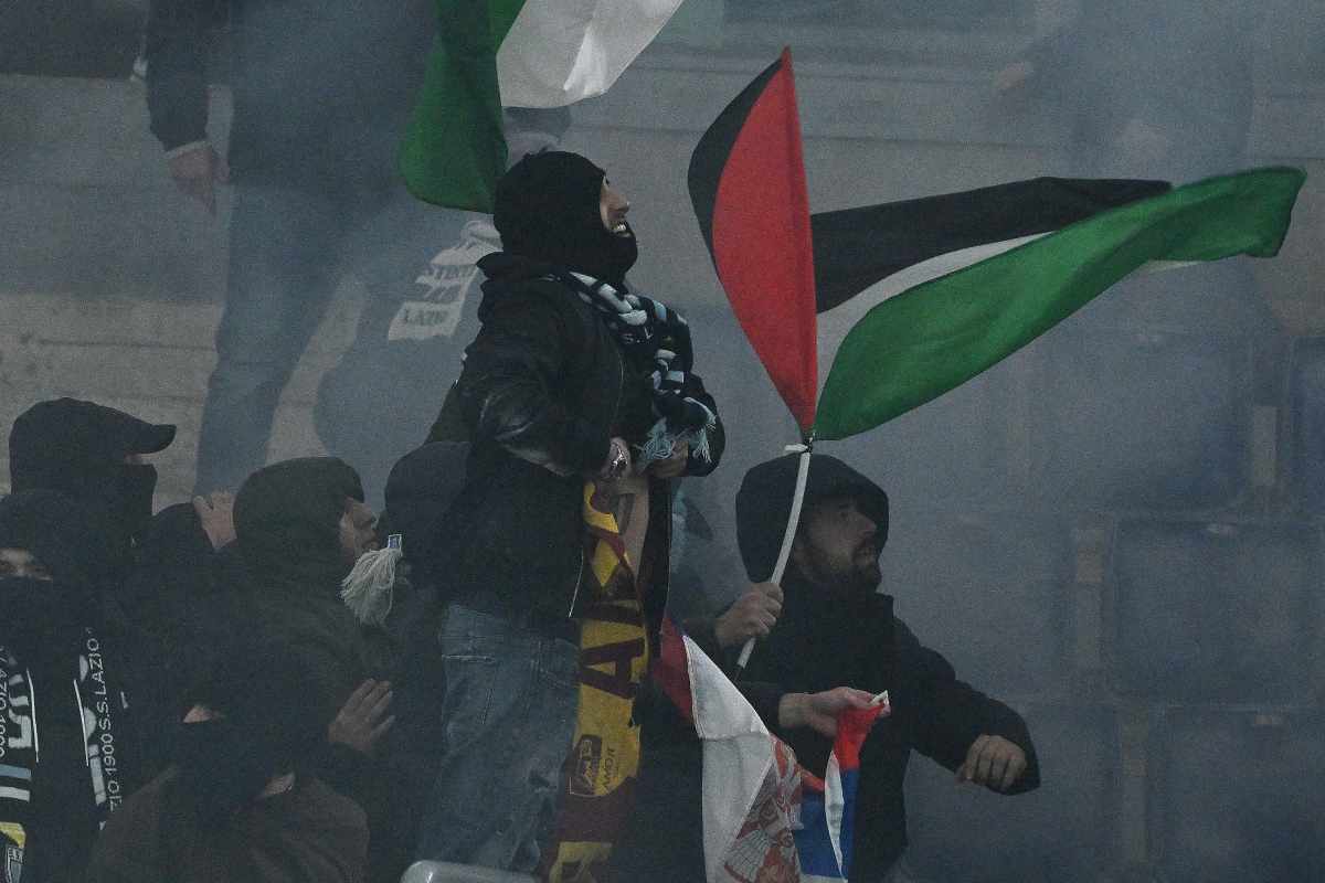 Tifoso Napoli all'Olimpico. gesto assurdo