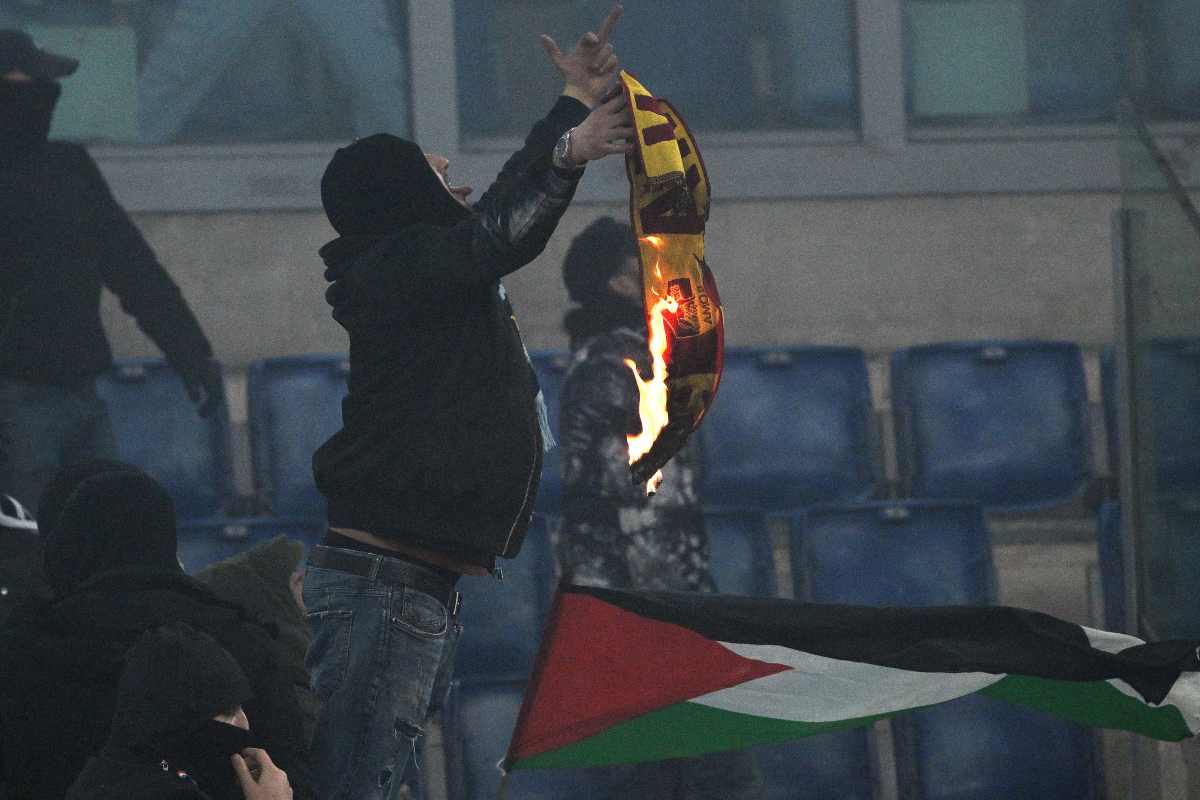 Tifoso del Napoli brucia la sciarpa della Roma