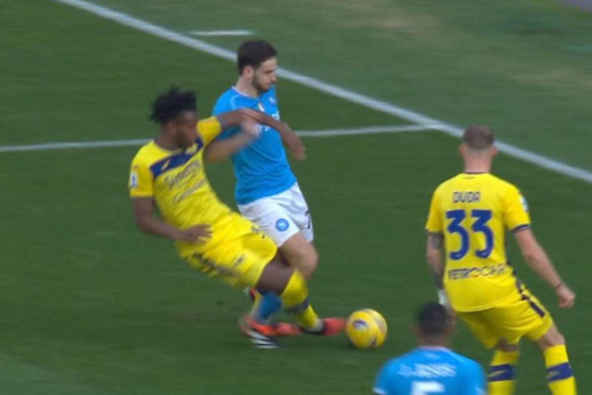 Fallo su Kvara, arriva l'attacco a Rocchi