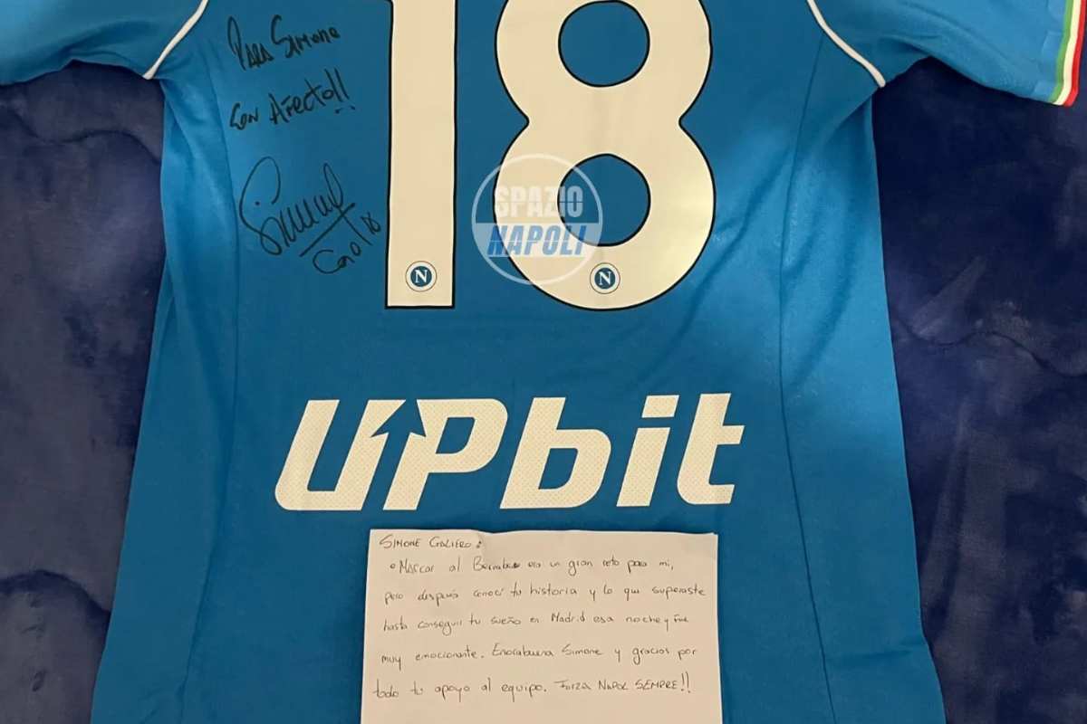 Simeone regala una maglia e una lettera a Simone, tifoso del Napoli che ha sconfitto il cancro